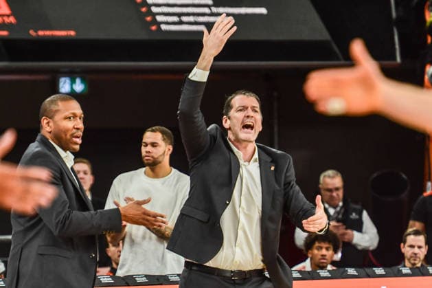 easyCredit BBL: Ratiopharm Ulm gegen Rasta Vechta, Ratiopharm Arena Ulm; 13.12.2025 Trainer Coach Ty Harrelson (ratiopharm Ulm) ausser sich wegen der Schiedsrichterentscheidung Ulm 13.12.2025 - 10. Spieltag easyCredit BBL, Ratiopharm Ulm gegen Rasta Vechta, Ratiopharm Arena Ulm Copyright: xBEAUTIFULxSPORTS Märklx