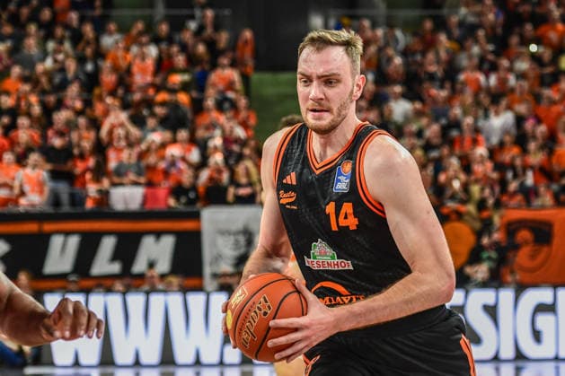 easyCredit BBL: Ratiopharm Ulm gegen Rasta Vechta, Ratiopharm Arena Ulm; 13.12.2025 Philipp Herkenhoff (Rasta Vechta, 14) Ulm 13.12.2025 - 10. Spieltag easyCredit BBL, Ratiopharm Ulm gegen Rasta Vechta, Ratiopharm Arena Ulm Copyright: xBEAUTIFULxSPORTS Märklx
