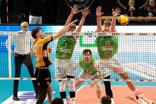 DEU, DVV, 1.VBL, BR Volleys vs. TSV Hachingen Muenchen, 13.12.2025, Max-Schmeling-Halle, Berlin, DEU, DVV, 1.VBL, BR Volleys vs. TSV Hachingen Muenchen, im Bild Simon Plaskie (BR Volleys 7), Oliver Wachtel (Haching Muenchen 1), Jakub Klajmon (Haching Muenchen 15)