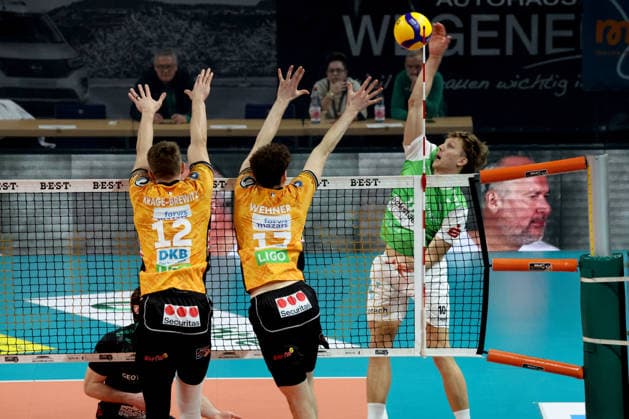 DEU, DVV, 1.VBL, BR Volleys vs. TSV Hachingen Muenchen, 13.12.2025, Max-Schmeling-Halle, Berlin, DEU, DVV, 1.VBL, BR Volleys vs. TSV Hachingen Muenchen, im Bild Florian Krage-Brewitz (BR Volleys 12), Arthur Wehner (BR Volleys 17), Patrick Rupprecht (Haching Muenchen 10)