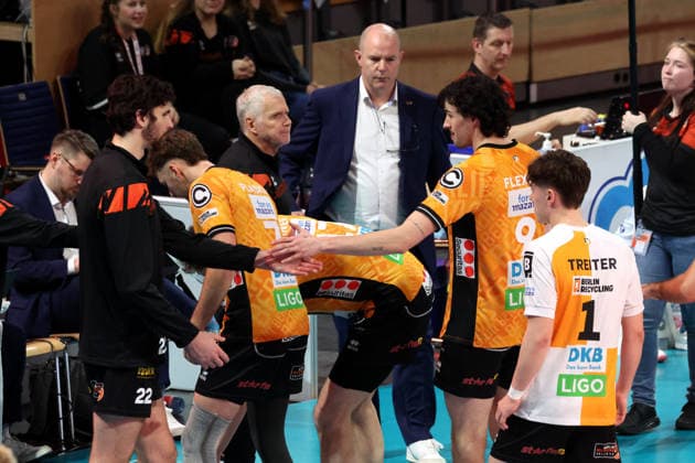 DEU, DVV, 1.VBL, BR Volleys vs. TSV Hachingen Muenchen, 13.12.2025, Max-Schmeling-Halle, Berlin, DEU, DVV, 1.VBL, BR Volleys vs. TSV Hachingen Muenchen, im Bild Trainer Joel Banks (BR Volleys), BR Volleys-Spielerkreis