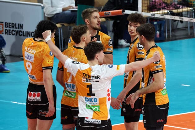 DEU, DVV, 1.VBL, BR Volleys vs. TSV Hachingen Muenchen, 13.12.2025, Max-Schmeling-Halle, Berlin, DEU, DVV, 1.VBL, BR Volleys vs. TSV Hachingen MTrainer Joel Banks (BR Volleys), BR Volleys-Spielerkreis