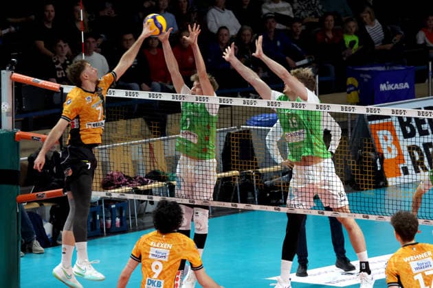 DEU, DVV, 1.VBL, BR Volleys vs. TSV Hachingen Muenchen, 13.12.2025, Max-Schmeling-Halle, Berlin, DEU, DVV, 1.VBL, BR Volleys vs. TSV Hachingen Muenchen, im Bild Simon Plaskie (BR Volleys 7), Oliver Wachtel (Haching Muenchen 1), Jakub Klajmon (Haching Muenchen 15)