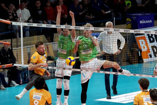 DEU, DVV, 1.VBL, BR Volleys vs. TSV Hachingen Muenchen, 13.12.2025, Max-Schmeling-Halle, Berlin, DEU, DVV, 1.VBL, BR Volleys vs. TSV Hachingen Muenchen, im Bild Simon Plaskie (BR Volleys 7), Oliver Wachtel (Haching Muenchen 1), Jakub Klajmon (Haching Muenchen 15), Haedcoach Mircea Dudas (Haching Muenchen)