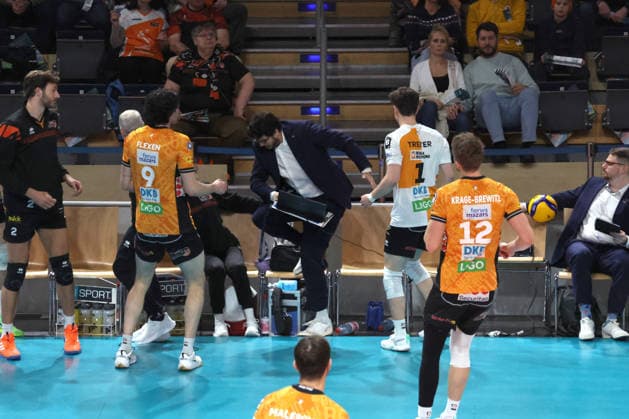 DEU, DVV, 1.VBL, BR Volleys vs. TSV Hachingen Muenchen, 13.12.2025, Max-Schmeling-Halle, Berlin, DEU, DVV, 1.VBL, BR Volleys vs. TSV Hachingen Muenchen, im Bild BR Volleys-Spielerbank, Co-Trainer Markus Steuerwald (BR Volleys), Nolan Flexen (BR Volleys 9), Maximilian Treiter (BR Volleys 1), Florian Krage-Brewitz (BR Volleys 12)