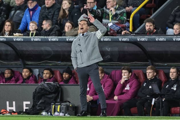 Premier League Burnley v Fulham Scott Parker manager of Burnley reacts in the technical area during the Premier League match Burnley vs Fulham at Turf Moor, Burnley, United Kingdom, 13th December 2025 (Photo by Mark Cosgrove News Images) Burnley Turf Moor Lancashire United Kingdom Copyright: xMarkxCosgrove NewsxImagesx