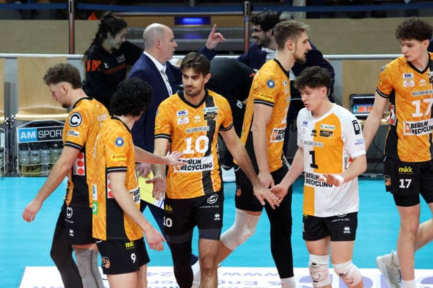 DEU, DVV, 1.VBL, BR Volleys vs. TSV Hachingen Muenchen, 13.12.2025, Max-Schmeling-Halle, Berlin, DEU, DVV, 1.VBL, BR Volleys vs. TSV Hachingen Muenchen, im Bild Trainer Joel Banks (BR Volleys), BR Volleys-Spielerkreis