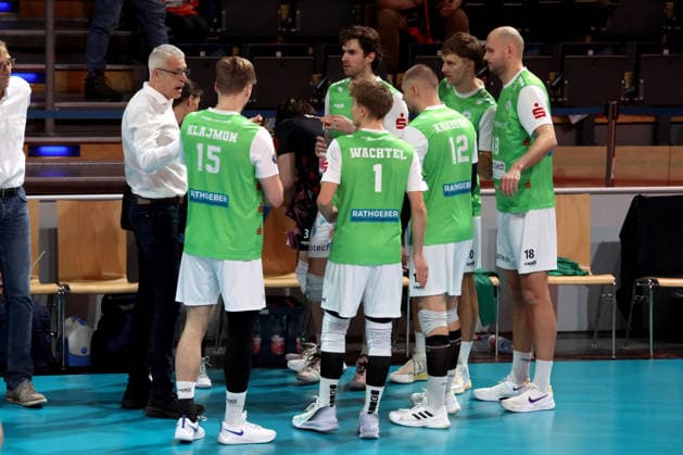 DEU, DVV, 1.VBL, BR Volleys vs. TSV Hachingen Muenchen, 13.12.2025, Max-Schmeling-Halle, Berlin, DEU, DVV, 1.VBL, BR Volleys vs. TSV Hachingen Muenchen, im Bild Haedcoach Mircea Dudas (Haching Muenchen), Hachinger-Spielerkreis