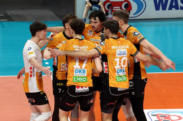 DEU, DVV, 1.VBL, BR Volleys vs. TSV Hachingen Muenchen, 13.12.2025, Max-Schmeling-Halle, Berlin, DEU, DVV, 1.VBL, BR Volleys vs. TSV Hachingen Muenchen, im Bild BR Volleys-Spielerkreis, Maximilian Treiter (BR Volleys 1)