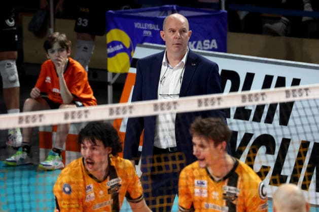 DEU, DVV, 1.VBL, BR Volleys vs. TSV Hachingen Muenchen, 13.12.2025, Max-Schmeling-Halle, Berlin, DEU, DVV, 1.VBL, BR Volleys vs. TSV Hachingen Muenchen, im Bild Trainer Joel Banks (BR Volleys)
