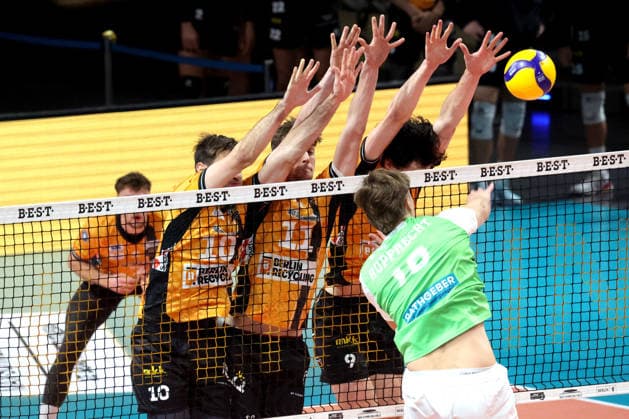 DEU, DVV, 1.VBL, BR Volleys vs. TSV Hachingen Muenchen, 13.12.2025, Max-Schmeling-Halle, Berlin, DEU, DVV, 1.VBL, BR Volleys vs. TSV Hachingen Muenchen, im Bild Daniel Malescha (BR Volleys 10), Jelle Bosma (BR Volleys 11), Nolan Flexen (BR Volleys 9), Patrick Rupprecht (Haching Muenchen 10)