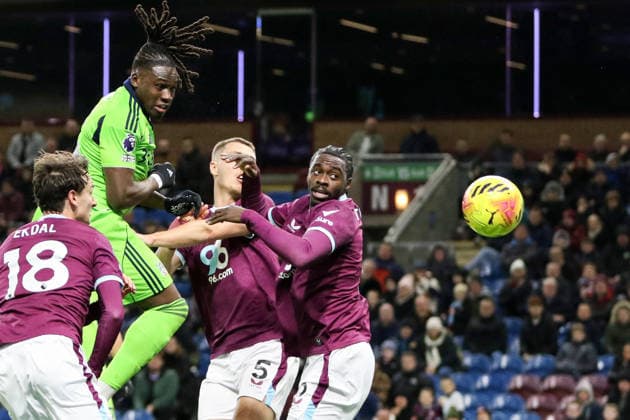 Calvin Bassey (3 Fulham) heads the ball to score during the Premier League match between Burnley and Fulham at Turf Moor in Burnley, England on December 13th 2025. Copyright: xSeanxChandlerx xSPPx Sportspressphoto_SPR73100