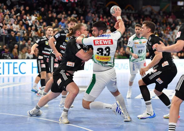 13.12.2025 - Handball - 1. Bundesliga DAIKIN HBL - Saison 2024 2025 - 17. Spieltag: HC Erlangen Metropolregion Nürnberg HCE - SC DHfK Leipzig - OGo - xOGox - Maciej Gebala (77, HC Erlangen HCE ) Luka Rogan (33, SC DHfK Leipzig )
