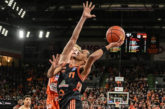 easyCredit BBL: Ratiopharm Ulm gegen Rasta Vechta, Ratiopharm Arena Ulm; 13.12.2025 Alonzo Verge jr. (Rasta Vechta, 11) gegen Teo Milicic (ratiopharm Ulm, 44) Ulm 13.12.2025 - 10. Spieltag easyCredit BBL, Ratiopharm Ulm gegen Rasta Vechta, Ratiopharm Arena Ulm Copyright: xBEAUTIFULxSPORTS Märklx