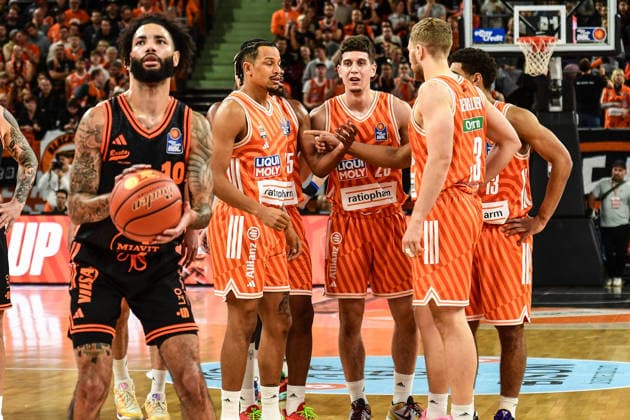easyCredit BBL: Ratiopharm Ulm gegen Rasta Vechta, Ratiopharm Arena Ulm; 13.12.2025 Ulmer beraten sich während Freiwurf durch Tevin Brown(Rasta Vechta, 10) Ulm 13.12.2025 - 10. Spieltag easyCredit BBL, Ratiopharm Ulm gegen Rasta Vechta, Ratiopharm Arena Ulm Copyright: xBEAUTIFULxSPORTS Märklx
