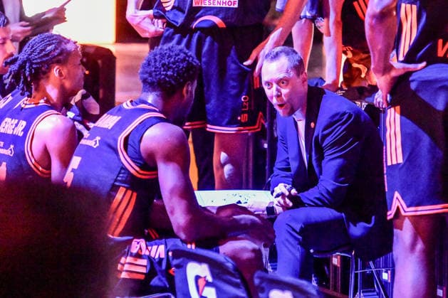 easyCredit BBL: Ratiopharm Ulm gegen Rasta Vechta, Ratiopharm Arena Ulm; 13.12.2025 Trainer Christian Held (Vechta) erregt beim Coaching in der Pause Ulm 13.12.2025 - 10. Spieltag easyCredit BBL, Ratiopharm Ulm gegen Rasta Vechta, Ratiopharm Arena Ulm Copyright: xBEAUTIFULxSPORTS Märklx