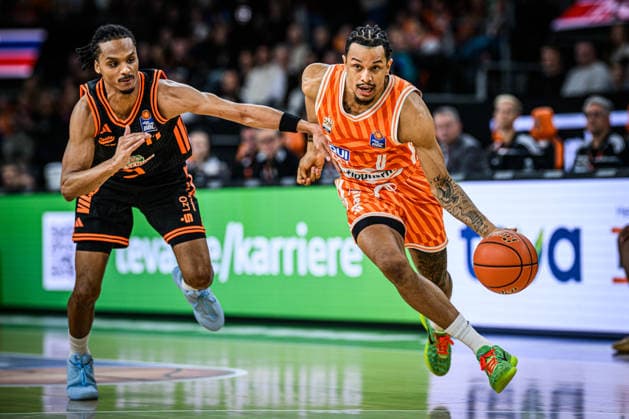 Neu Ulm, Deutschland, 13.12.25: Alonzo Verge Jr. (Rasta Vechta) und Nelson Weidemann (ratiopharm ulm) im Zweikampf waehrend des Basketball Bundesliga Spiels zwischen ratiopharm ulm vs Rasta Vechta in der ratiopharm Arena am 13. Dezember 2025 in Neu Ulm, Deutschland. (Foto von Harry Langer DeFodi Images) ratiopharm Arena, Germany, 13.12.25: Alonzo Verge Jr. (Rasta Vechta) und Nelson Weidemann (ratiopharm ulm) battle for the ball during the Basketball Bundesliga match between ratiopharm ulm vs Rasta Vechta at Neu Ulm on December 13, 2025 in ratiopharm Arena, Germany. (Photo by Harry Langer DeFodi Images) (Photo by Harry Langer DeFodi Images)