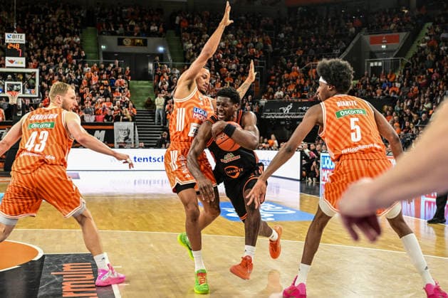 easyCredit BBL: Ratiopharm Ulm gegen Rasta Vechta, Ratiopharm Arena Ulm; 13.12.2025 Tj Bamba (Rasta Vechta, 5) gegen Nelson Weidemann (ratiopharm Ulm, 0) Ulm 13.12.2025 - 10. Spieltag easyCredit BBL, Ratiopharm Ulm gegen Rasta Vechta, Ratiopharm Arena Ulm Copyright: xBEAUTIFULxSPORTS Märklx