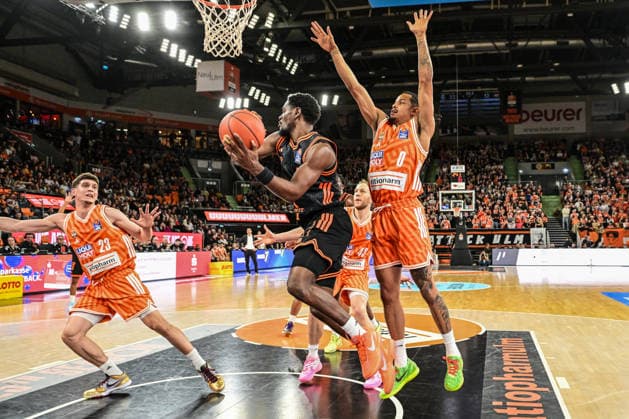 easyCredit BBL: Ratiopharm Ulm gegen Rasta Vechta, Ratiopharm Arena Ulm; 13.12.2025 Tj Bamba (Rasta Vechta, 5) gegen Nelson Weidemann (ratiopharm Ulm, 0) Ulm 13.12.2025 - 10. Spieltag easyCredit BBL, Ratiopharm Ulm gegen Rasta Vechta, Ratiopharm Arena Ulm Copyright: xBEAUTIFULxSPORTS Märklx