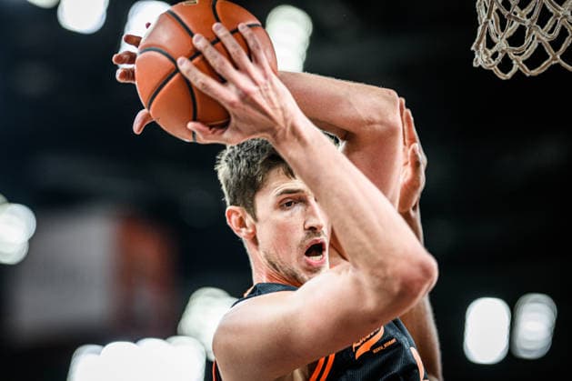 Neu Ulm, Deutschland, 13.12.25: Tibor Pleiss (Rasta Vechta) in Aktion, am Ball, Einzelaktion waehrend des Basketball Bundesliga Spiels zwischen ratiopharm ulm vs Rasta Vechta in der ratiopharm Arena am 13. Dezember 2025 in Neu Ulm, Deutschland. (Foto von Harry Langer DeFodi Images) ratiopharm Arena, Germany, 13.12.25: Tibor Pleiss (Rasta Vechta) controls the Ball during the Basketball Bundesliga match between ratiopharm ulm vs Rasta Vechta at Neu Ulm on December 13, 2025 in ratiopharm Arena, Germany. (Photo by Harry Langer DeFodi Images) (Photo by Harry Langer DeFodi Images)