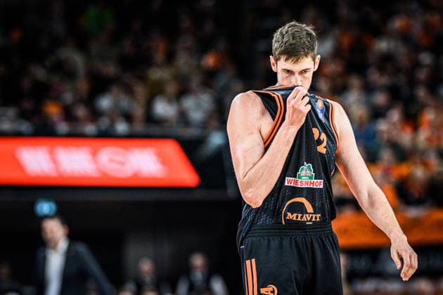 Neu Ulm, Deutschland, 13.12.25: Tibor Pleiss (Rasta Vechta) enttaeusscht waehrend des Basketball Bundesliga Spiels zwischen ratiopharm ulm vs Rasta Vechta in der ratiopharm Arena am 13. Dezember 2025 in Neu Ulm, Deutschland. (Foto von Harry Langer DeFodi Images) ratiopharm Arena, Germany, 13.12.25: Tibor Pleiss (Rasta Vechta) looks dejected during the Basketball Bundesliga match between ratiopharm ulm vs Rasta Vechta at Neu Ulm on December 13, 2025 in ratiopharm Arena, Germany. (Photo by Harry Langer DeFodi Images) (Photo by Harry Langer DeFodi Images)
