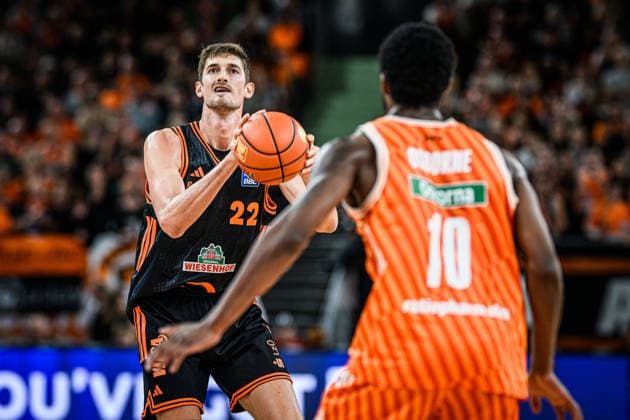 Neu Ulm, Deutschland, 13.12.25: Tibor Pleiss (Rasta Vechta) und Malik Osborne (ratiopharm ulm) im Zweikampf waehrend des Basketball Bundesliga Spiels zwischen ratiopharm ulm vs Rasta Vechta in der ratiopharm Arena am 13. Dezember 2025 in Neu Ulm, Deutschland. (Foto von Harry Langer DeFodi Images) ratiopharm Arena, Germany, 13.12.25: Tibor Pleiss (Rasta Vechta) und Malik Osborne (ratiopharm ulm) battle for the ball during the Basketball Bundesliga match between ratiopharm ulm vs Rasta Vechta at Neu Ulm on December 13, 2025 in ratiopharm Arena, Germany. (Photo by Harry Langer DeFodi Images) (Photo by Harry Langer DeFodi Images)