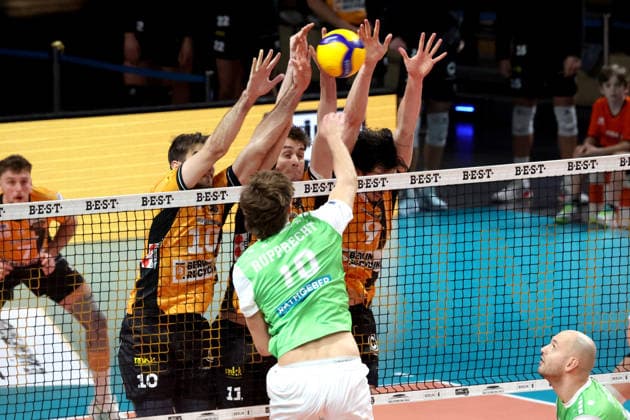 DEU, DVV, 1.VBL, BR Volleys vs. TSV Hachingen Muenchen, 13.12.2025, Max-Schmeling-Halle, Berlin, DEU, DVV, 1.VBL, BR Volleys vs. TSV Hachingen Muenchen, im Bild Daniel Malescha (BR Volleys 10), Jelle Bosma (BR Volleys 11), Nolan Flexen (BR Volleys 9), Patrick Rupprecht (Haching Muenchen 10)