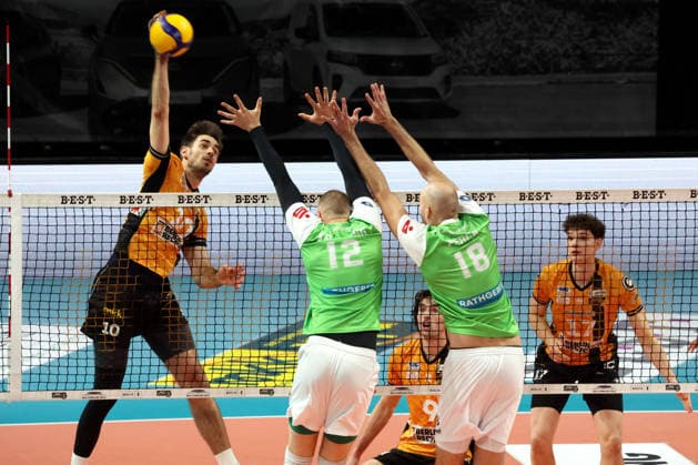 DEU, DVV, 1.VBL, BR Volleys vs. TSV Hachingen Muenchen, 13.12.2025, Max-Schmeling-Halle, Berlin, DEU, DVV, 1.VBL, BR Volleys vs. TSV Hachingen Muenchen, im Bild Daniel Malescha (BR Volleys 10), Noel Krassnig (Haching Muenchen 12), Iven Fietje Ferch (Haching Muenchen 18)