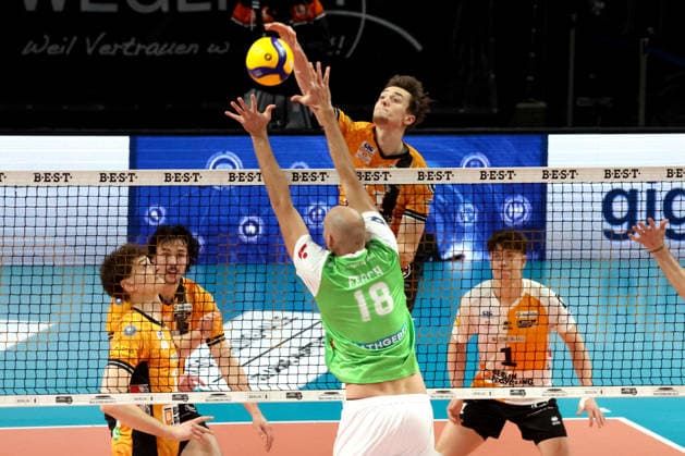DEU, DVV, 1.VBL, BR Volleys vs. TSV Hachingen Muenchen, 13.12.2025, Max-Schmeling-Halle, Berlin, DEU, DVV, 1.VBL, BR Volleys vs. TSV Hachingen Muenchen, im Bild Jelle Bosma (BR Volleys 11), Nolan Flexen (BR Volleys 9) , Arthur Wehner (BR Volleys 17), Maximilian Treiter (BR Volleys 1), Iven Fietje Ferch (Haching Muenchen 18)