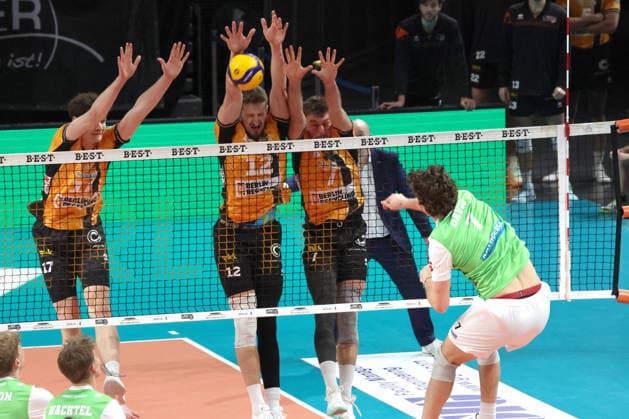 DEU, DVV, 1.VBL, BR Volleys vs. TSV Hachingen Muenchen, 13.12.2025, Max-Schmeling-Halle, Berlin, DEU, DVV, 1.VBL, BR Volleys vs. TSV Hachingen Muenchen, im Bild Arthur Wehner (BR Volleys 17), Florian Krage-Brewitz (BR Volleys 12), Simon Plaskie (BR Volleys 7), Yoan David (Haching Muenchen 7)