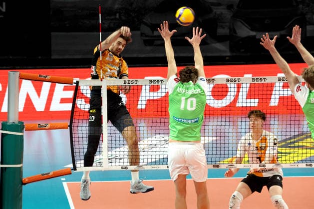 DEU, DVV, 1.VBL, BR Volleys vs. TSV Hachingen Muenchen, 13.12.2025, Max-Schmeling-Halle, Berlin, DEU, DVV, 1.VBL, BR Volleys vs. TSV Hachingen Muenchen, im Bild Daniel Malescha (BR Volleys 10), Patrick Rupprecht (Haching Muenchen 10)