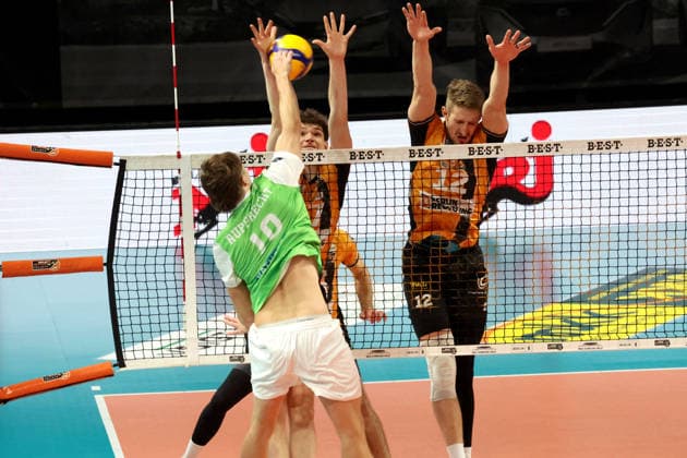 DEU, DVV, 1.VBL, BR Volleys vs. TSV Hachingen Muenchen, 13.12.2025, Max-Schmeling-Halle, Berlin, DEU, DVV, 1.VBL, BR Volleys vs. TSV Hachingen Muenchen, im Bild Arthur Wehner (BR Volleys 17), Florian Krage-Brewitz (BR Volleys 12), Patrick Rupprecht (Haching Muenchen 10)