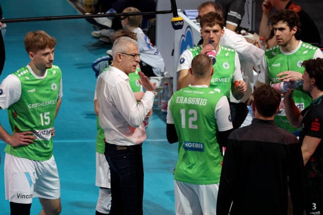 DEU, DVV, 1.VBL, BR Volleys vs. TSV Hachingen Muenchen, 13.12.2025, Max-Schmeling-Halle, Berlin, DEU, DVV, 1.VBL, BR Volleys vs. TSV Hachingen Muenchen, im Bild Haedcoach Mircea Dudas (Haching Muenchen), Hachinger-Spielerkreis