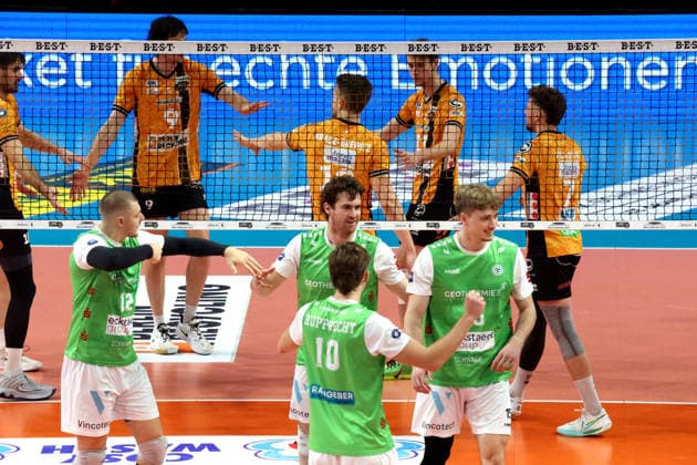 DEU, DVV, 1.VBL, BR Volleys vs. TSV Hachingen Muenchen, 13.12.2025, Max-Schmeling-Halle, Berlin, DEU, DVV, 1.VBL, BR Volleys vs. TSV Hachingen Muenchen, im Bild BR Volleys-Spielerkreis, Hachinger-Spielerkreis