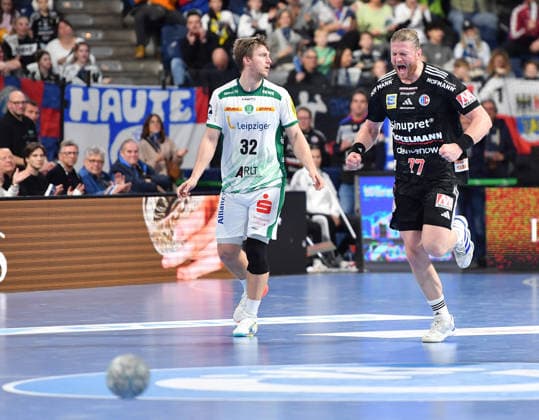 13.12.2025 - Handball - 1. Bundesliga DAIKIN HBL - Saison 2024 2025 - 17. Spieltag: HC Erlangen Metropolregion Nürnberg HCE - SC DHfK Leipzig - OGo - xOGox - Franz Semper (32, SC DHfK Leipzig ) Maciej Gebala (77, HC Erlangen HCE ) Jubel Freude