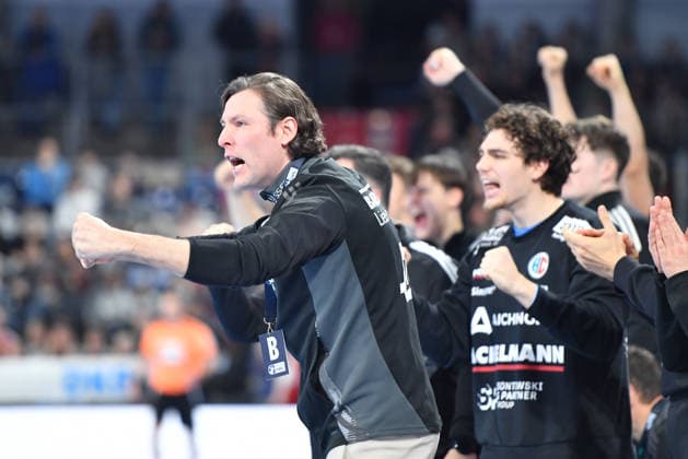 13.12.2025 - Handball - 1. Bundesliga DAIKIN HBL - Saison 2024 2025 - 17. Spieltag: HC Erlangen Metropolregion Nürnberg HCE - SC DHfK Leipzig - OGo - xOGox - Johannes Sellin ( Trainer HC Erlangen HCE ) Jubel Freude