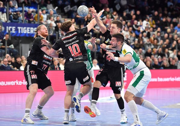 13.12.2025 - Handball - 1. Bundesliga DAIKIN HBL - Saison 2024 2025 - 17. Spieltag: HC Erlangen Metropolregion Nürnberg HCE - SC DHfK Leipzig - OGo - xOGox - Maciej Gebala (77, HC Erlangen HCE ) Florian Scheerer (10, HC Erlangen HCE ) Christoph Steinert ( 44, HC Erlangen HCE )