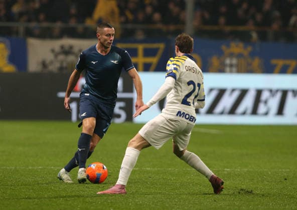 Lazio™s Adam Mrusic fight for the ball with Parma™s Gaetano Pio Oristano during the Serie A soccer match between Parma and Lazio at the Ennio Tardini in Parma - Saturday , December 13, 2025. - Soccer .  Copyright: xGiannixSantandrea LaPressex