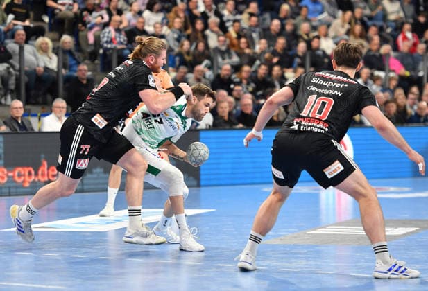13.12.2025 - Handball - 1. Bundesliga DAIKIN HBL - Saison 2024 2025 - 17. Spieltag: HC Erlangen Metropolregion Nürnberg HCE - SC DHfK Leipzig - OGo - xOGox - Maciej Gebala (77, HC Erlangen HCE ) Dean Bombac (67, SC DHfK Leipzig )