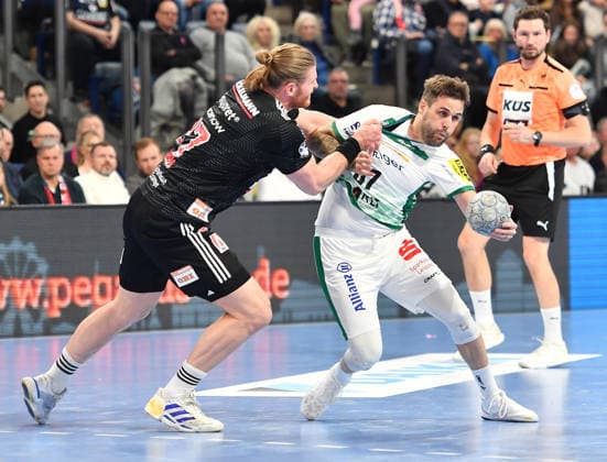 13.12.2025 - Handball - 1. Bundesliga DAIKIN HBL - Saison 2024 2025 - 17. Spieltag: HC Erlangen Metropolregion Nürnberg HCE - SC DHfK Leipzig - OGo - xOGox - Maciej Gebala (77, HC Erlangen HCE ) Dean Bombac (67, SC DHfK Leipzig )