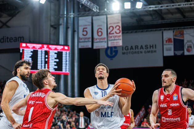 Zachary Ensminger (BMA365 Bamberg Baskets, 01), Samuell Williamson (MLP Academics Heidelberg, 10), Daniel Keppeler (BMA365 Bamberg Baskets, 31), BMA365 Bamberg Baskets vs. MLP Academics Heidelberg, Basketball, easyCredit BBL, 10. Spieltag, 13.12.2025 BMA365 Bamberg Baskets vs. MLP Academics Heidelberg, Basketball, easyCredit BBL, 10. Spieltag, 13.12.2025 Bamberg Copyright: xEibner-Pressefoto G.xSantemizx EP_EER