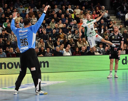 13.12.2025 - Handball - 1. Bundesliga DAIKIN HBL - Saison 2024 2025 - 17. Spieltag: HC Erlangen Metropolregion Nürnberg HCE - SC DHfK Leipzig - OGo - xOGox - Khalifa Ghedbane (96, HC Erlangen HCE ) Staffan Peter (18, SC DHfK Leipzig )