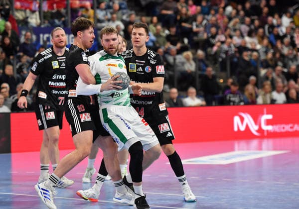 13.12.2025 - Handball - 1. Bundesliga DAIKIN HBL - Saison 2024 2025 - 17. Spieltag: HC Erlangen Metropolregion Nürnberg HCE - SC DHfK Leipzig - OGo - xOGox - Florian Scheerer (10, HC Erlangen HCE ) William Bogojevic (20, SC DHfK Leipzig ) Christoph Steinert ( 44, HC Erlangen HCE )