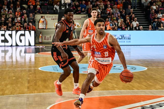 easyCredit BBL: Ratiopharm Ulm gegen Rasta Vechta, Ratiopharm Arena Ulm; 13.12.2025 Mark Smith (ratiopharm Ulm, 13) verfolgt von Tj Bamba (Rasta Vechta, 5) Ulm 13.12.2025 - 10. Spieltag easyCredit BBL, Ratiopharm Ulm gegen Rasta Vechta, Ratiopharm Arena Ulm Copyright: xBEAUTIFULxSPORTS Märklx