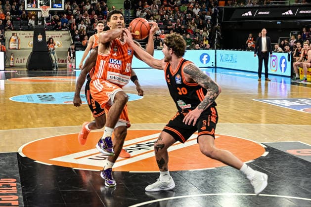 easyCredit BBL: Ratiopharm Ulm gegen Rasta Vechta, Ratiopharm Arena Ulm; 13.12.2025 Mark Smith (ratiopharm Ulm, 13) wird gefoult von Booker Coplin (Rasta Vechta, 30) Ulm 13.12.2025 - 10. Spieltag easyCredit BBL, Ratiopharm Ulm gegen Rasta Vechta, Ratiopharm Arena Ulm Copyright: xBEAUTIFULxSPORTS Märklx