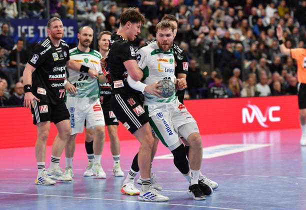 13.12.2025 - Handball - 1. Bundesliga DAIKIN HBL - Saison 2024 2025 - 17. Spieltag: HC Erlangen Metropolregion Nürnberg HCE - SC DHfK Leipzig - OGo - xOGox - Florian Scheerer (10, HC Erlangen HCE ) William Bogojevic (20, SC DHfK Leipzig )