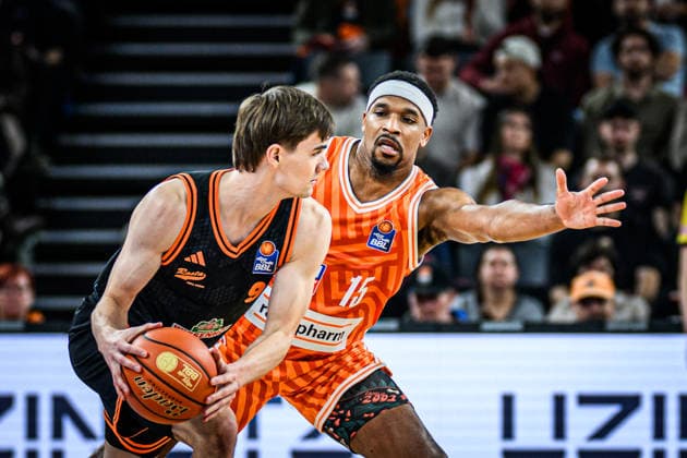 Neu Ulm, Deutschland, 13.12.25: Joschka Ferner (Rasta Vechta) undJustin Simon (ratiopharm ulm) im Zweikampf waehrend des Basketball Bundesliga Spiels zwischen ratiopharm ulm vs Rasta Vechta in der ratiopharm Arena am 13. Dezember 2025 in Neu Ulm, Deutschland. (Foto von Harry Langer DeFodi Images) ratiopharm Arena, Germany, 13.12.25: Joschka Ferner (Rasta Vechta) undJustin Simon (ratiopharm ulm) battle for the ball during the Basketball Bundesliga match between ratiopharm ulm vs Rasta Vechta at Neu Ulm on December 13, 2025 in ratiopharm Arena, Germany. (Photo by Harry Langer DeFodi Images) (Photo by Harry Langer DeFodi Images)