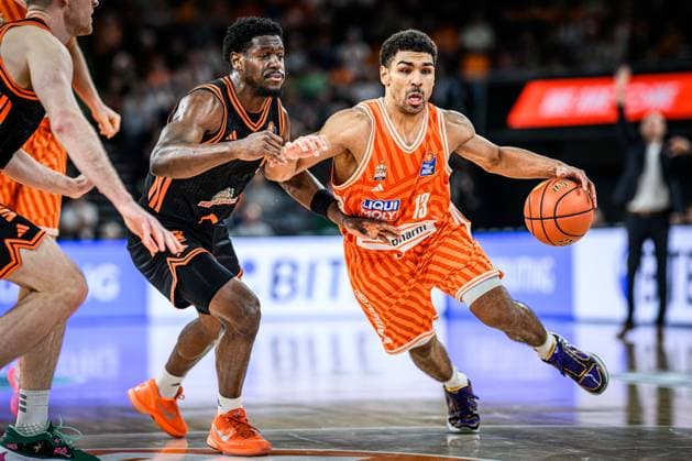 Neu Ulm, Deutschland, 13.12.25: TJ Bamba (Rasta Vechta) und Mark Smith (ratiopharm ulm) im Zweikampf waehrend des Basketball Bundesliga Spiels zwischen ratiopharm ulm vs Rasta Vechta in der ratiopharm Arena am 13. Dezember 2025 in Neu Ulm, Deutschland. (Foto von Harry Langer DeFodi Images) ratiopharm Arena, Germany, 13.12.25: TJ Bamba (Rasta Vechta) und Mark Smith (ratiopharm ulm) battle for the ball during the Basketball Bundesliga match between ratiopharm ulm vs Rasta Vechta at Neu Ulm on December 13, 2025 in ratiopharm Arena, Germany. (Photo by Harry Langer DeFodi Images) (Photo by Harry Langer DeFodi Images)