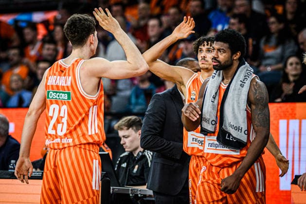 Neu Ulm, Deutschland, 13.12.25: Diego Garavaglia (ratiopharm ulm), Alec Anigbata (ratiopharm ulm) und Malik Osborne (ratiopharm ulm) gestikuliert, gestik waehrend des Basketball Bundesliga Spiels zwischen ratiopharm ulm vs Rasta Vechta in der ratiopharm Arena am 13. Dezember 2025 in Neu Ulm, Deutschland. (Foto von Harry Langer DeFodi Images) ratiopharm Arena, Germany, 13.12.25: Diego Garavaglia (ratiopharm ulm), Alec Anigbata (ratiopharm ulm) und Malik Osborne (ratiopharm ulm) gestures during the Basketball Bundesliga match between ratiopharm ulm vs Rasta Vechta at Neu Ulm on December 13, 2025 in ratiopharm Arena, Germany. (Photo by Harry Langer DeFodi Images) (Photo by Harry Langer DeFodi Images)