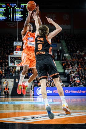 Neu Ulm, Deutschland, 13.12.25: Justin Simon (ratiopharm ulm) und Joschka Ferner (Rasta Vechta) im Zweikampf waehrend des Basketball Bundesliga Spiels zwischen ratiopharm ulm vs Rasta Vechta in der ratiopharm Arena am 13. Dezember 2025 in Neu Ulm, Deutschland. (Foto von Harry Langer DeFodi Images) ratiopharm Arena, Germany, 13.12.25: Justin Simon (ratiopharm ulm) und Joschka Ferner (Rasta Vechta) battle for the ball during the Basketball Bundesliga match between ratiopharm ulm vs Rasta Vechta at Neu Ulm on December 13, 2025 in ratiopharm Arena, Germany. (Photo by Harry Langer DeFodi Images) (Photo by Harry Langer DeFodi Images)